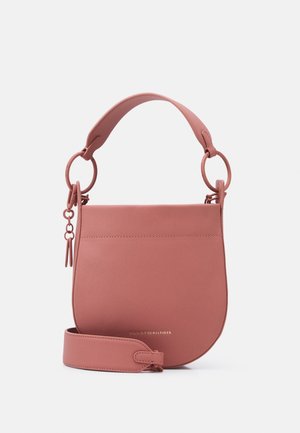 Roze schoudertas van synthetisch leer met een afgeronde vorm, een vlakke voorkant, twee ronde handvatten en een afneembare schouderriem.