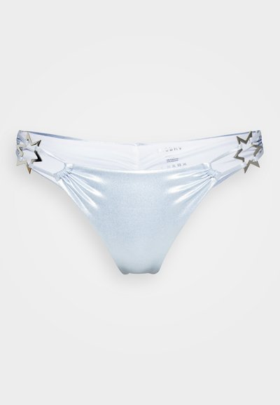 Ανοιχτό μπλε κάτω μέρος μπικίνι φτιαγμένο από λαμπερό, υφαντό ύφασμα. Διαθέτει μεταλλικές λεπτομέρειες σε σχήμα αστεριού στα πλαϊνά και ραφή με συγκέντρωση.