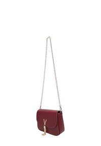 Borsa a tracolla in pelle borgogna con chiusura a pattina, tracolla in catena dorata e dettaglio decorativo con pon-pon. Texture liscia, forma rettangolare.