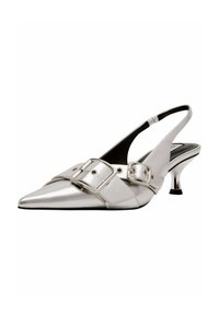 Stříbrné slingback boty s špičatou špičkou, hladká kůže, dva velké akcenty s přezkami a štíhlý, stiletto styl podpatku.