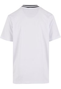 Hvid kortærmet T-shirt med en sortstribet rund hals og en glat tekstur. Ingen synlige mønstre eller grafik.