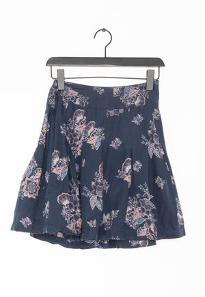 Kukkakuvioinen hame tummansinisestä kankaasta, jossa on poimutettu muotoilu vaaleanpunaisilla ja violetilla kukkakuviolla. Säädettävä vyötärö yksinkertaisella mustalla naulakolla.