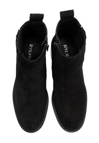 Czarne zamszowe botki za kostkę o gładkiej fakturze, z bocznymi zamkami błyskawicznymi i pętlami do wciągania, zaokrąglonymi noskami oraz kontrastowymi przeszyciami wzdłuż podeszw.