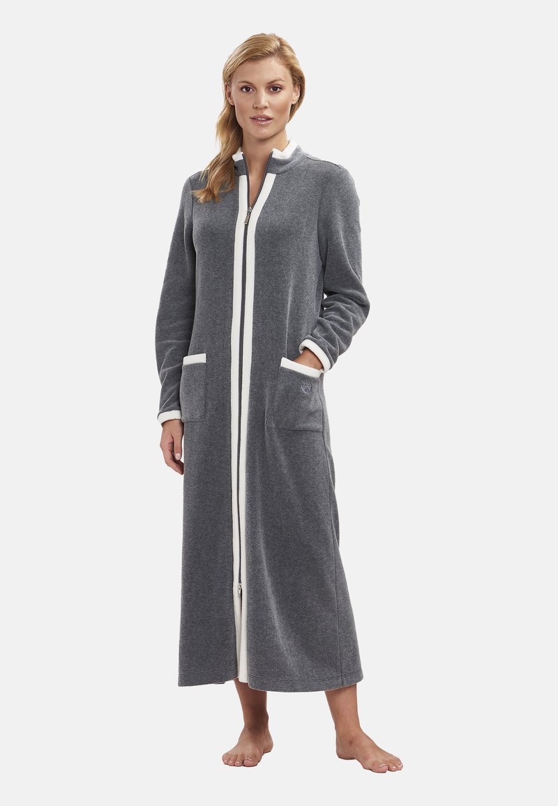 Langer grauer Bademantel aus weichem Material, mit einem Frontreißverschluss, weißer Einfassung und zwei Vorderentaschen. Glatte Textur und durchgehend langes Design.