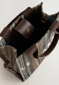 Borsa in tessuto intrecciato con dettagli in pelle marrone, presenta un motivo a scacchi in toni terrosi e una chiusura a bottone. L'interno è di colore nero.