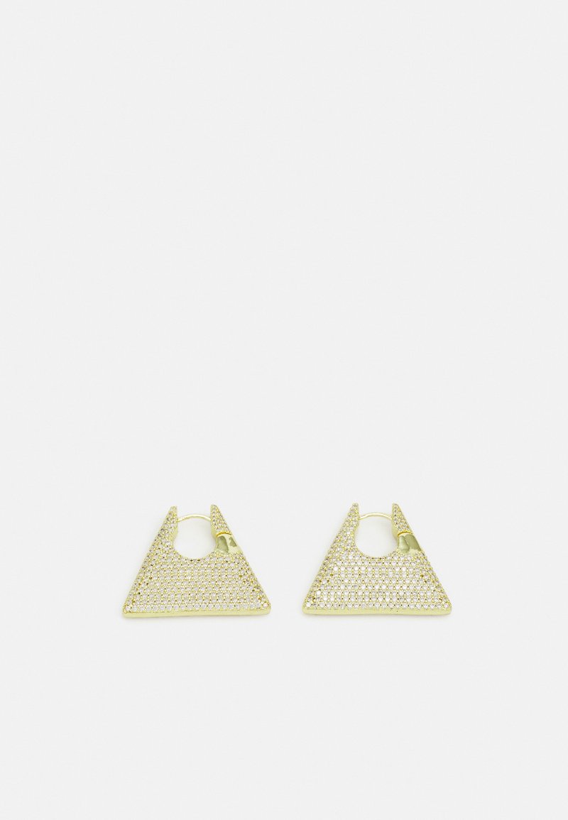 Boucles d'oreilles triangulaires en or avec une surface texturée et un attachement en forme de rond. Recouvertes de petites accents scintillants pour un design audacieux.