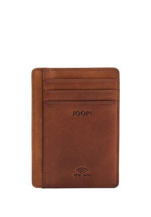 Braune Leder-Geldbörse mit RFID-Schutz, drei Kartenfächern, geprägt mit dem "JOOP!"-Logo und RFID-sicherem Symbol auf weißem Hintergrund.