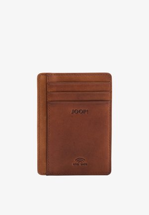 Braune Leder-Geldbörse mit RFID-Schutz, drei Kartenfächern, geprägt mit dem "JOOP!"-Logo und RFID-sicherem Symbol auf weißem Hintergrund.
