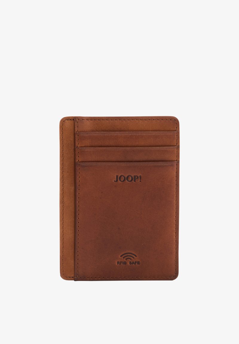 Portafoglio marrone in pelle con protezione RFID, dotato di tre scomparti per carte, logo "JOOP!" impresso a rilievo e simbolo di protezione RFID su sfondo bianco.