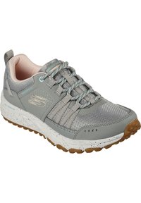 Zapato atlético multicolor en gris con parte superior de malla, acentos reflectantes y una media suela blanca moteada. Cuenta con un interior acolchado y suela de goma.