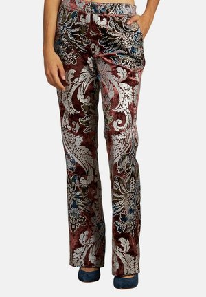 Pantalones de terciopelo en burdeos con intrincados patrones florales en plata y azul, con un ajuste relajado y bolsillos laterales.