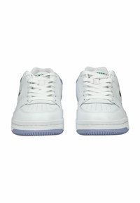 Weiße Leder-Sneaker mit durchlochten Zehenpartien, flachen weißen Schnürsenkeln, grünem Logo an der Seite und grauer Gummisohle. Minimalistisches Design mit runder Form.