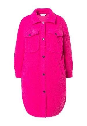 Abrigo de forro polar en un brillante color rosa, con cierre de botones, cuello y dos bolsillos en el pecho. Tiene una forma relajada y llega hasta la mitad del muslo.