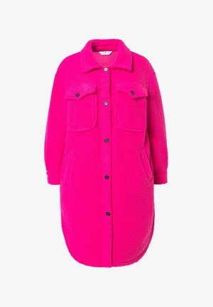 Abrigo de forro polar en un brillante color rosa, con cierre de botones, cuello y dos bolsillos en el pecho. Tiene una forma relajada y llega hasta la mitad del muslo.