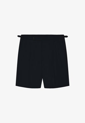 Zwarte, op maat gemaakte korte broek met een tailleband met knopen en plooien aan de voorkant, afgebeeld tegen een witte achtergrond.