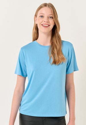 T-shirt bleu clair à manches courtes, col rond et coupe régulière, fabriqué en tissu doux avec une texture lisse, mettant en avant des détails de design minimalistes.