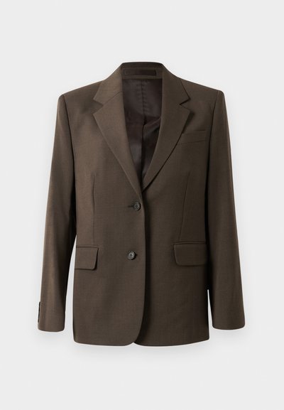 Brązowa marynarka dopasowana, wykonana z gładkiego materiału, z klapami doryfsko ciętymi, dwoma przednimi kieszeniami i dwoma pasującymi guzikami. Widoczne podszewka.