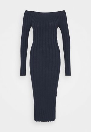 Sukienka midi z długim rękawem, z odkrytymi ramionami, wykonana z prążkowanego dzianinowego materiału w ciemnym granatowym kolorze, o dopasowanym kroju.