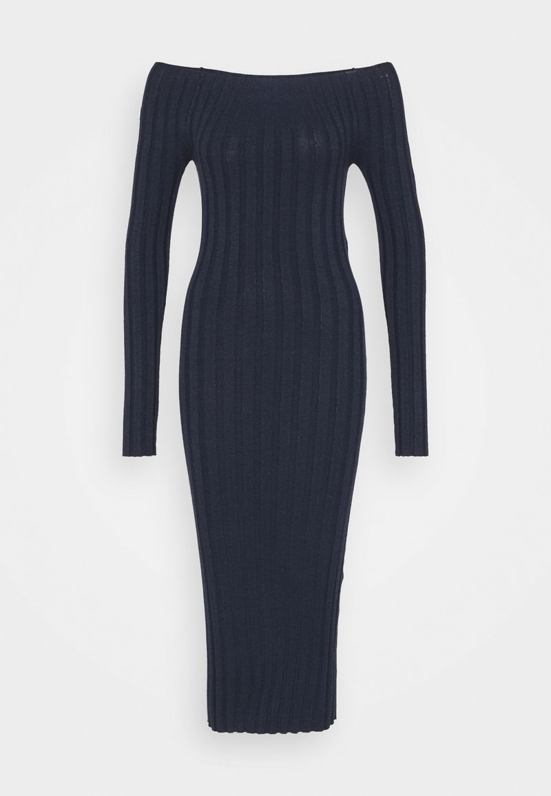 Robe midi en maille côtelée, à manches longues, épaules dénudées, de couleur bleu marine foncé avec une silhouette ajustée.