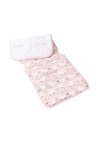 Wypchana różowa mata z wzorami białych lam, tęczy i kaktusów; miękka tkanina z teksturowanym białym klapem na górze i zaokrąglonymi krawędziami.