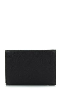 Černá texturovaná kožená peněženka zobrazena zezadu s čistým šitím a obdélníkovým tvarem na bílém pozadí.