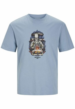 Lyseblå bomuldstrøje med grafisk design af en skeletkok med ild, ledsaget af teksten "JACK & JONES ORIGINALS" nedenfor.