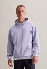 Felpa con cappuccio color lavanda, dotata di tasca frontale, con ricamo "Out of Office", polsini a coste e vestibilità rilassata. Tessuto in misto cotone.
