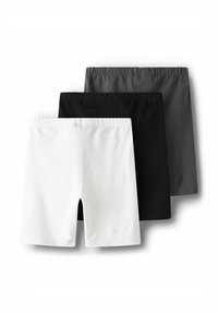 Trois paires de shorts en coton extensible de couleur blanche, noire et gris foncé. Chaque paire possède une taille élastique et un design mi-long.