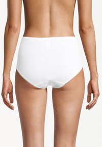 Weiße Baumwollunterwäsche mit hoher Taille, die über eine glatte Textur, einen elastischen Bund und zarte Nähte an den Beinöffnungen verfügt.