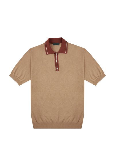 Polo à manches courtes en mélange de coton beige, avec un col bordeaux à bord blanc et une patte de boutonnage à trois boutons. Texture tricotée.