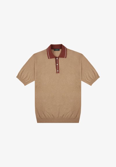 Polo a maniche corte in cotone beige, con colletto bordeaux e bordo bianco e placca con tre bottoni. Texture a maglia.