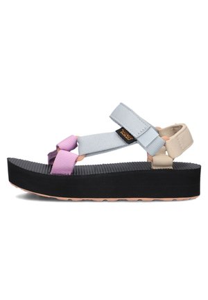 Sandales compensées avec une semelle noire texturée, présentant des brides bleu clair, lavande et beige. Fermeture Velcro avec un détail de logo surélevé.