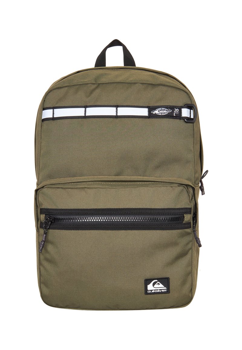 Mochila verde oliva con una tela suave, que cuenta con un bolsillo con cremallera en la parte frontal, una tira reflectante y detalles en negro; logotipo exhibido en la parte delantera.