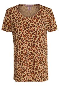 Een beige t-shirt met luipaardprint en oranje en bruine vlekken, korte mouwen, ronde halslijn en een zachte, gladde katoentextuur.