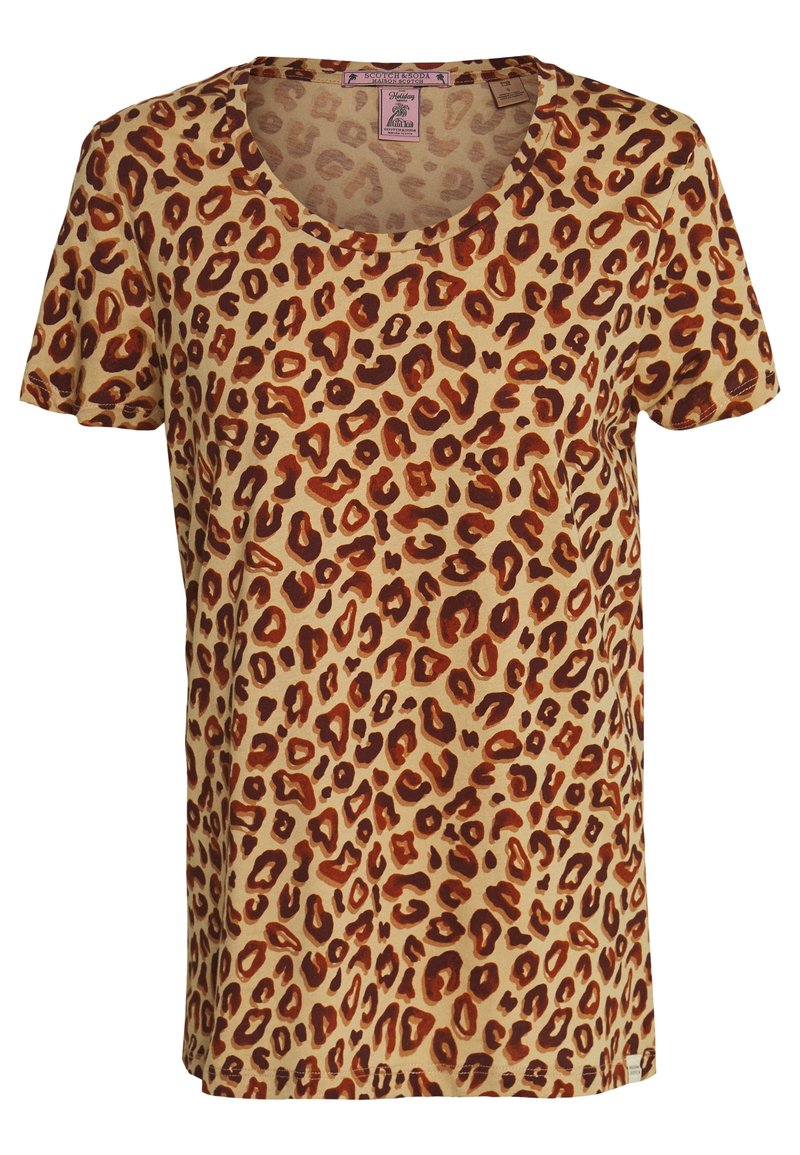 Een beige t-shirt met luipaardprint en oranje en bruine vlekken, korte mouwen, ronde halslijn en een zachte, gladde katoentextuur.