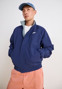 Nike Sportswear CLUB FUTURA - Letná bunda - midnight navy/white