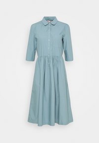 Vestido de algodón de largo hasta la rodilla, con cuello, en un suave color azul. Presenta un cierre frontal de botones, mangas de tres cuartos y un pequeño bolsillo en el pecho. Falda amplia.