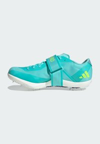 Scarpa da corsa azzurro chiaro con design aerodinamico, dotata di una fascia a metà piede, suola bianca con tacchetti e accenti gialli sui lati.