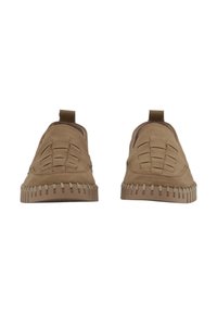 Zapatos slip-on de ante marrón con detalles de diseño tejido, textura suave y suela de goma con segmentos elevados y divididos.