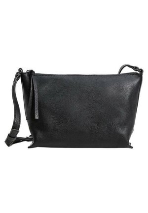 Sac en cuir noir à bandoulière avec une surface texturée, de forme rectangulaire, une fine sangle réglable et une fermeture zippée en haut.