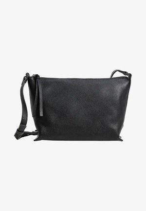 Černá kožená crossbody taška s texturovaným povrchem, obdélníkovým tvarem, tenkým nastavitelným popruhem a zapínáním na zip.