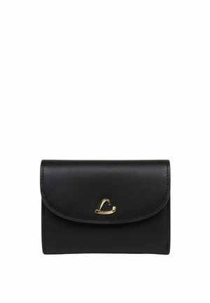 Portefeuille en cuir noir avec rabat arrondi et petite fermeture en forme de cœur doré sur fond blanc.