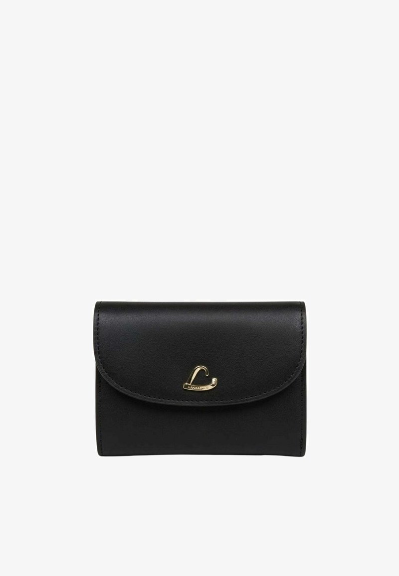 Portefeuille en cuir noir avec rabat arrondi et petite fermeture en forme de cœur doré sur fond blanc.