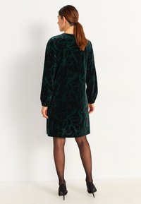 Cellbes of Sweden V-NECK - Cocktailkleid/festliches Kleid - dark green patterned