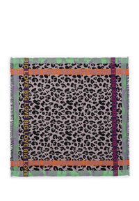 Leopardenmuster-Schal mit pinkem Grund, umrandet von grünen und orangefarbenen Schriftzügen mit "BIG LOVE" in fetter Schrift auf kontrastierenden Streifen. Fransenrand.