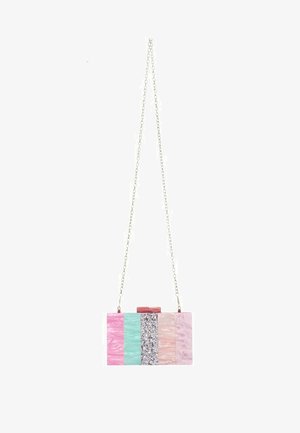 Bolso de mano geométrico colorido que presenta secciones en rosa pastel, verde menta y plateado brillante, con una cadena y un acabado texturizado.