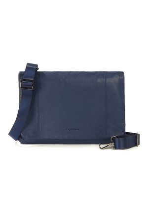 Borsa a tracolla in pelle blu con forma piatta e rettangolare, tracolla regolabile e branding goffrato discreto sulla parte anteriore. Texture liscia.