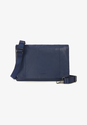 Borsa a tracolla in pelle blu con forma piatta e rettangolare, tracolla regolabile e branding goffrato discreto sulla parte anteriore. Texture liscia.