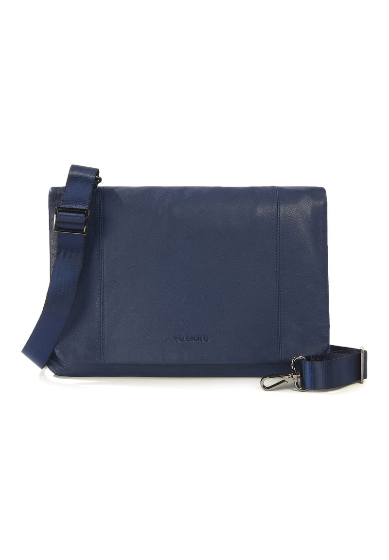 Borsa a tracolla in pelle blu con forma piatta e rettangolare, tracolla regolabile e branding goffrato discreto sulla parte anteriore. Texture liscia.
