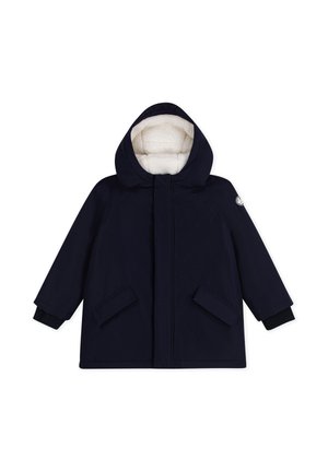 Marineblauer Wintermantel mit Kapuze, weißem Fleecefutter, vorderen Klappentaschen und gerippten Bündchen auf weißem Hintergrund.